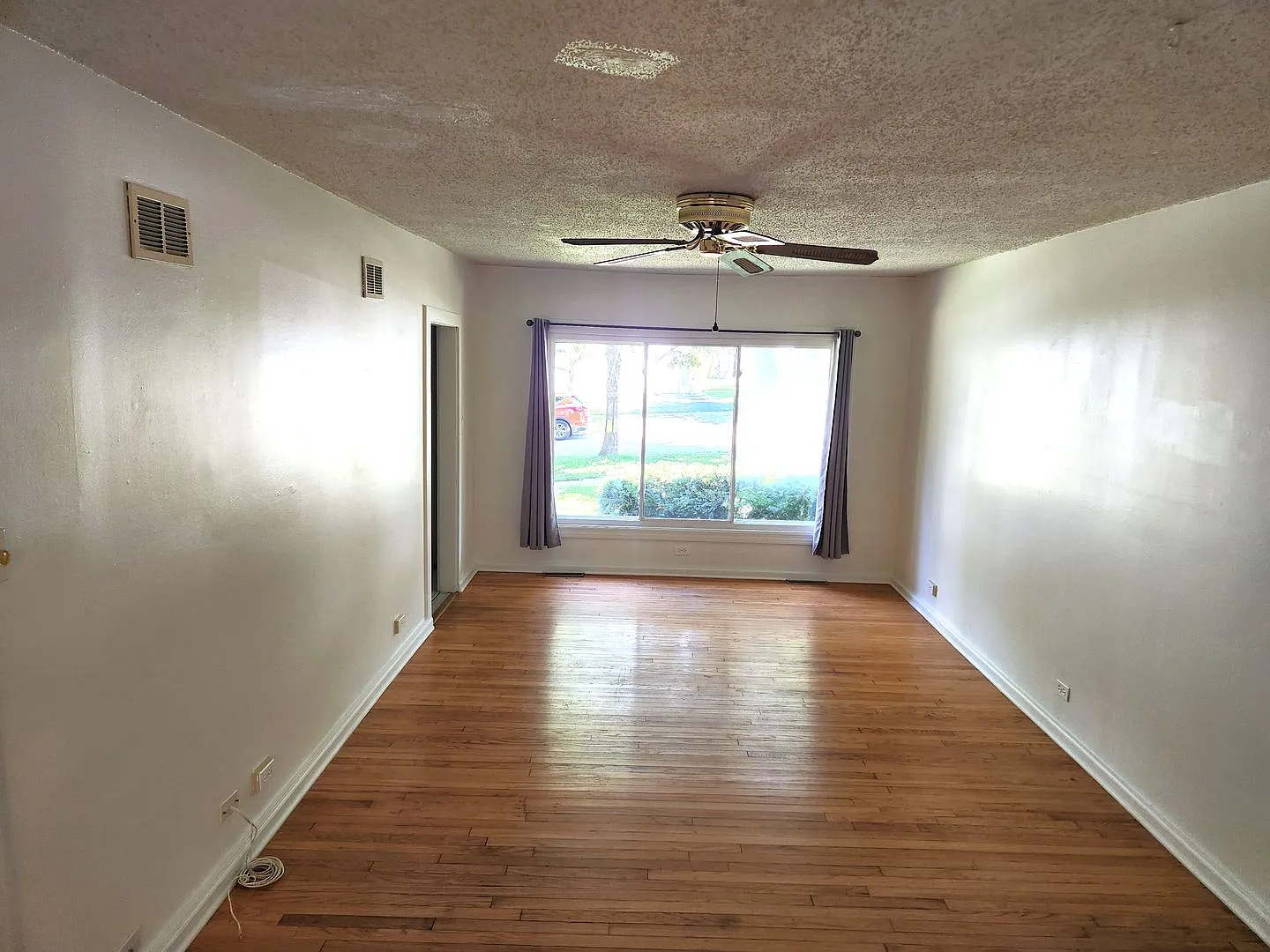 Spacious 2 Bedroom Home w/ 2.5 car garage - Westmont — Photo 2