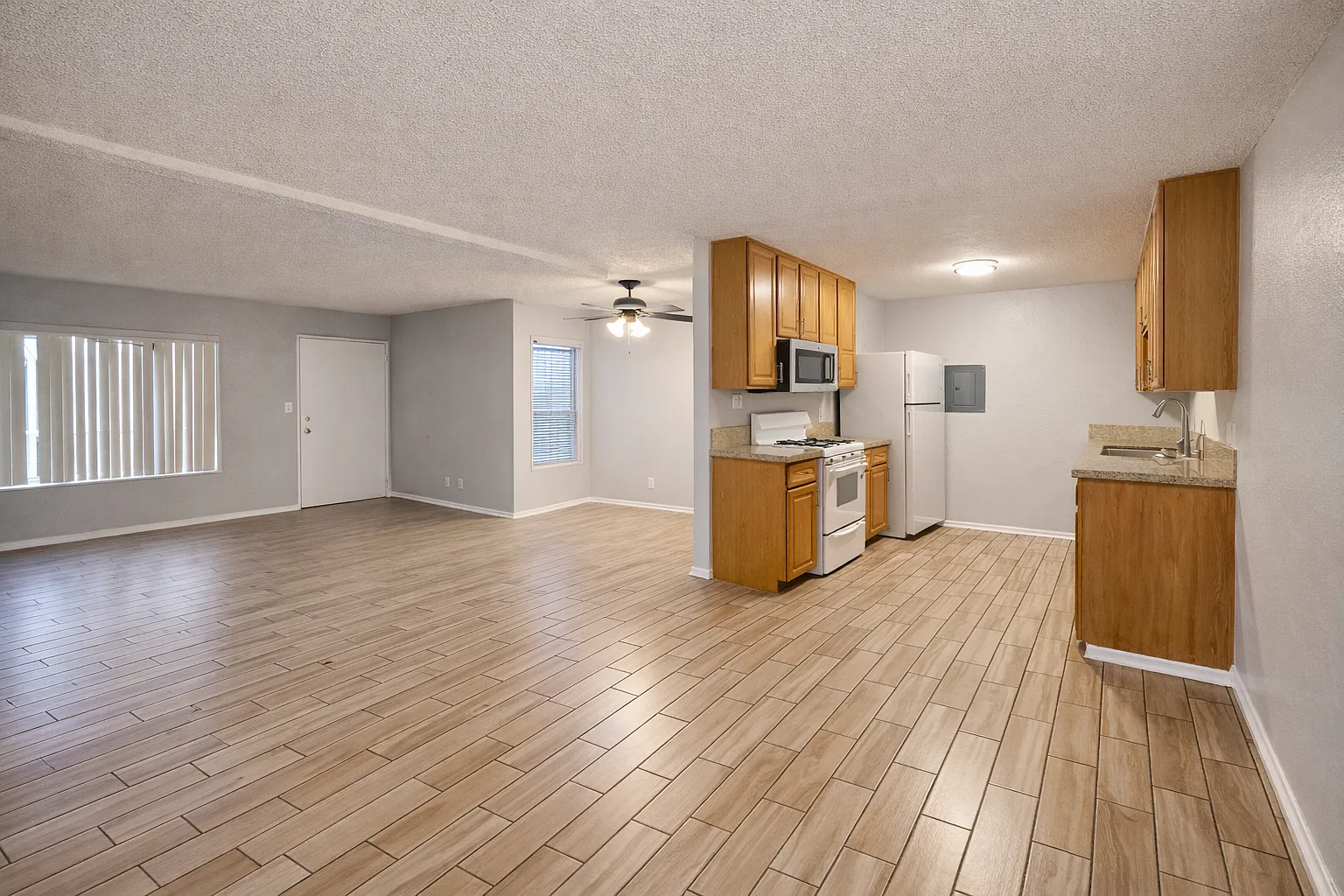 2040 W Avenue J13 — Photo 1