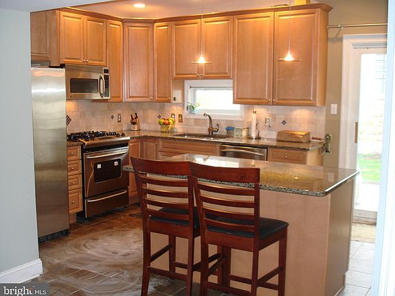 4th image of 160 Levering St