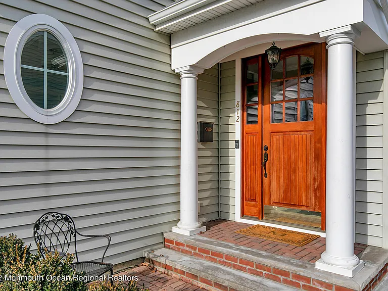 812 Claridge Dr — Photo 2