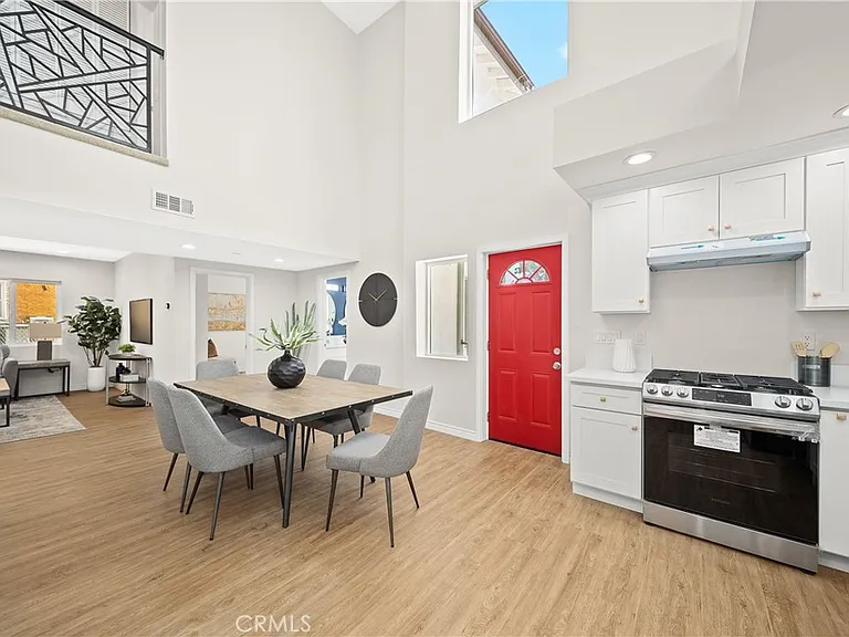 1372 Carmona Ave — Photo 7