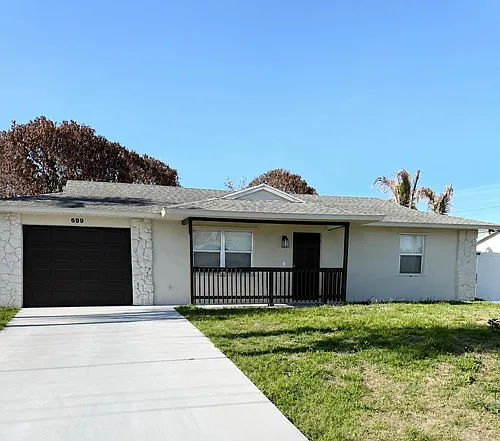 699 NW Riverside Dr Photo 1