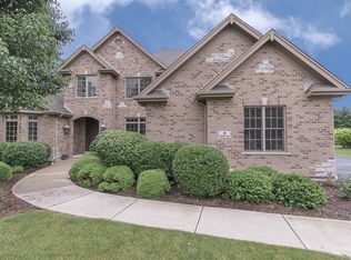 9 Lorraine Ct, Oakwood Hills, IL 60013