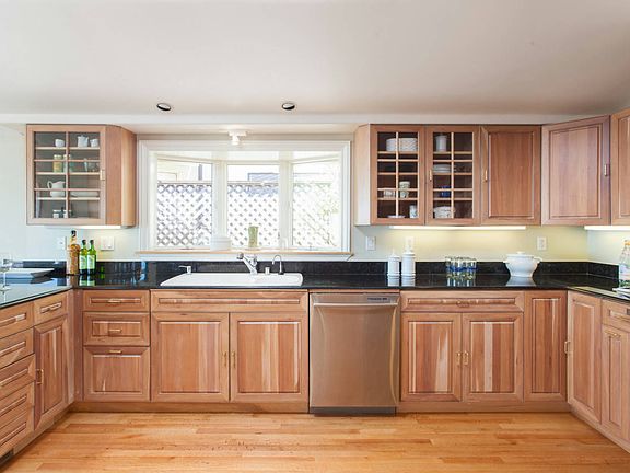5th image of 690 Hiller Dr
