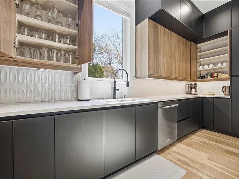 Markham St SW — Photo 10