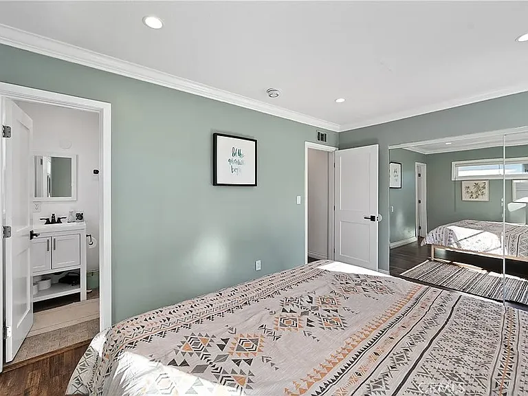 20852 Kittridge St — Photo 28