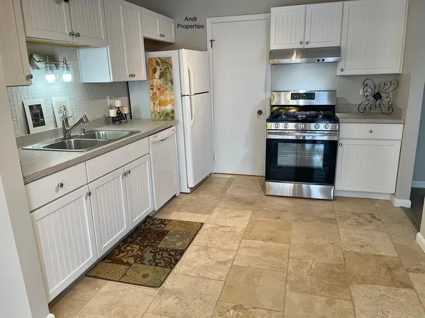 375 Sandalwood Ln APT B1, Schaumburg, IL 60193