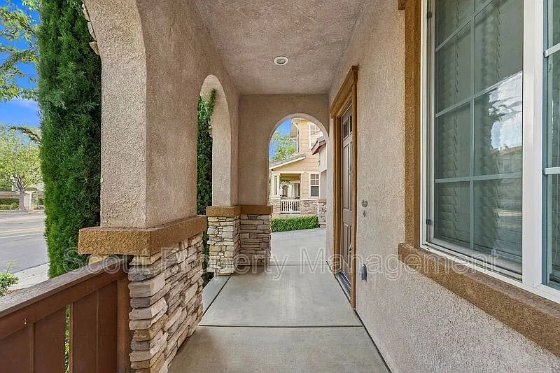 4 bed, 2.5 bath, 2037 sqft, $3,000 — Photo 2