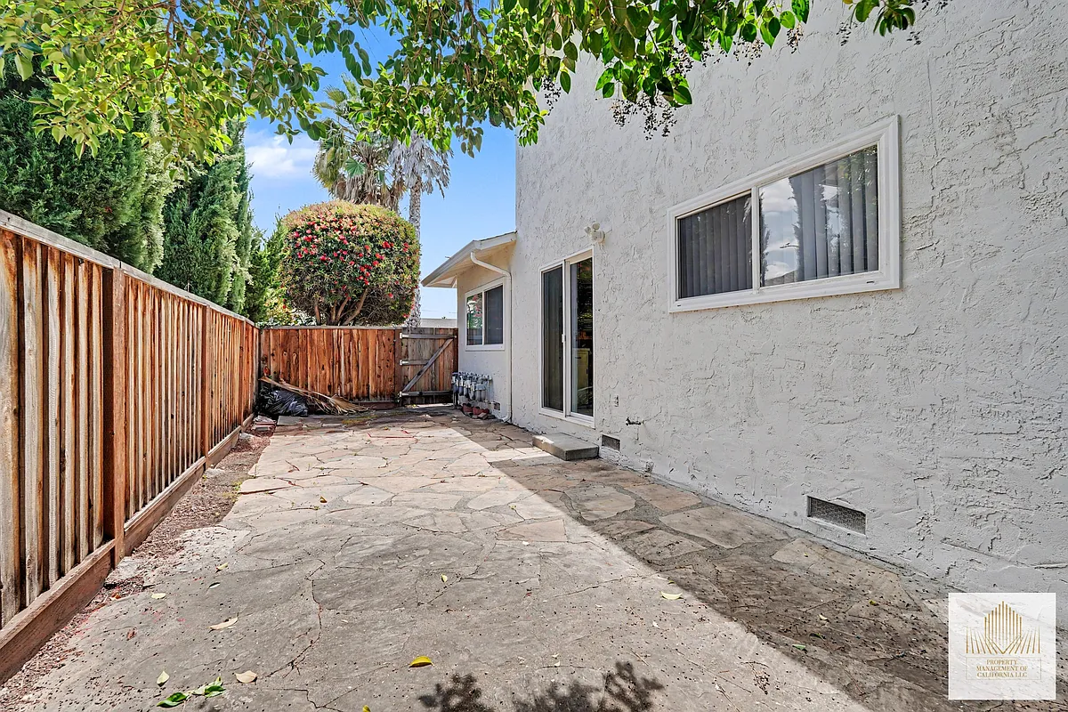 Building Photo - 1475 Ontario Ln