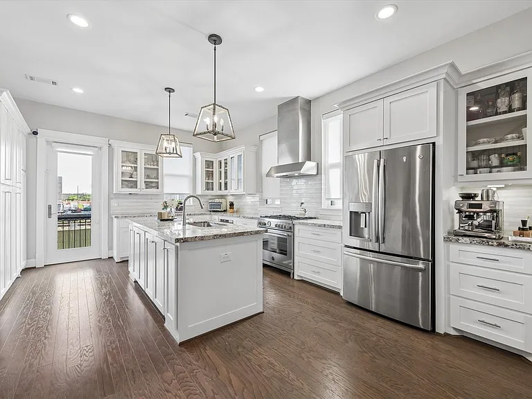 2913 Hicks St — Photo 1