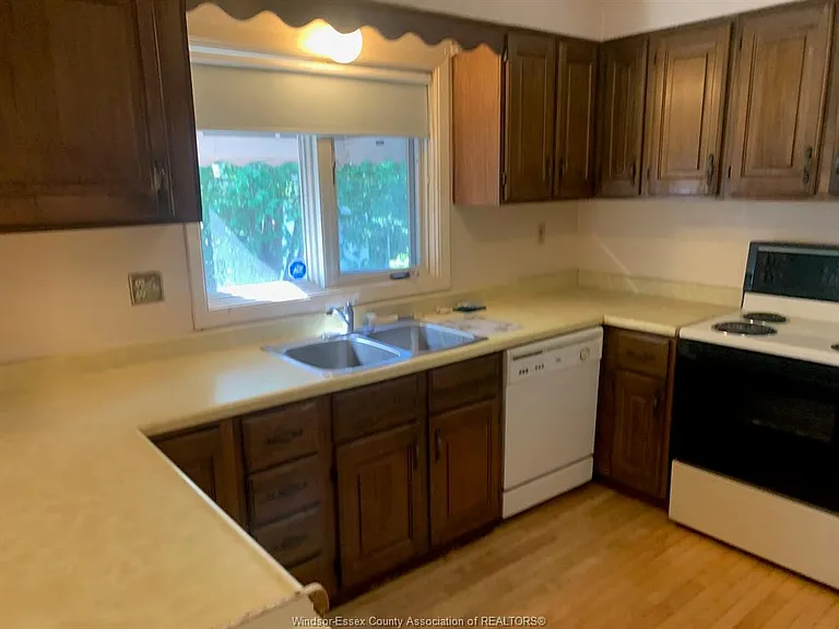 2383 Parkwood Ave — Photo 3