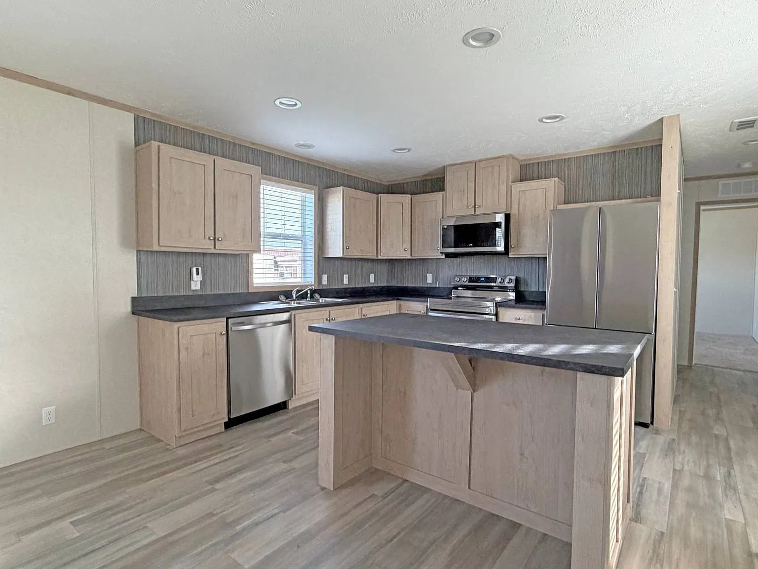 3 bed, 2.0 bath, 1140 sqft, $1,100 — Photo 2