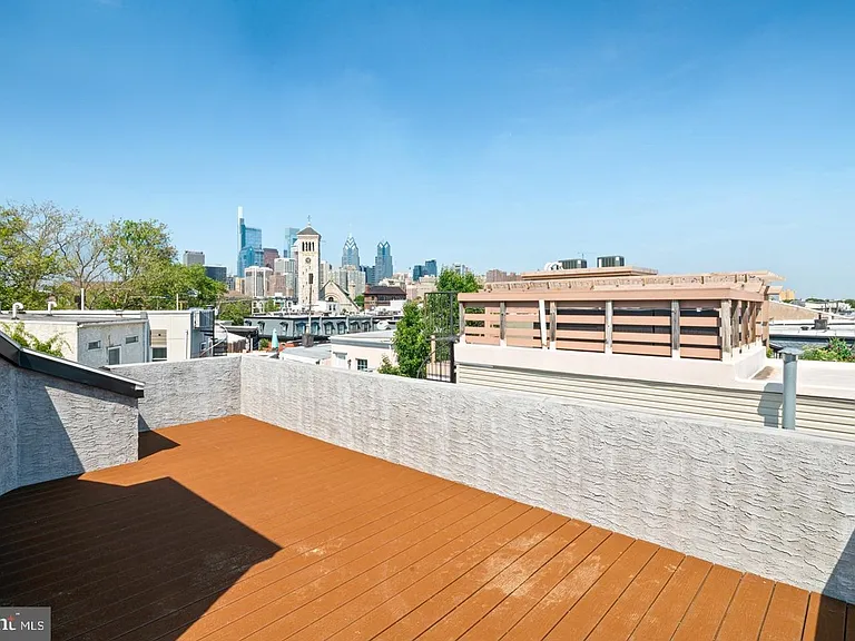 2409 Catharine St — Photo 34