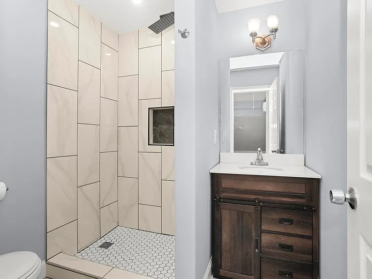 239 E Bledsoe St — Photo 43