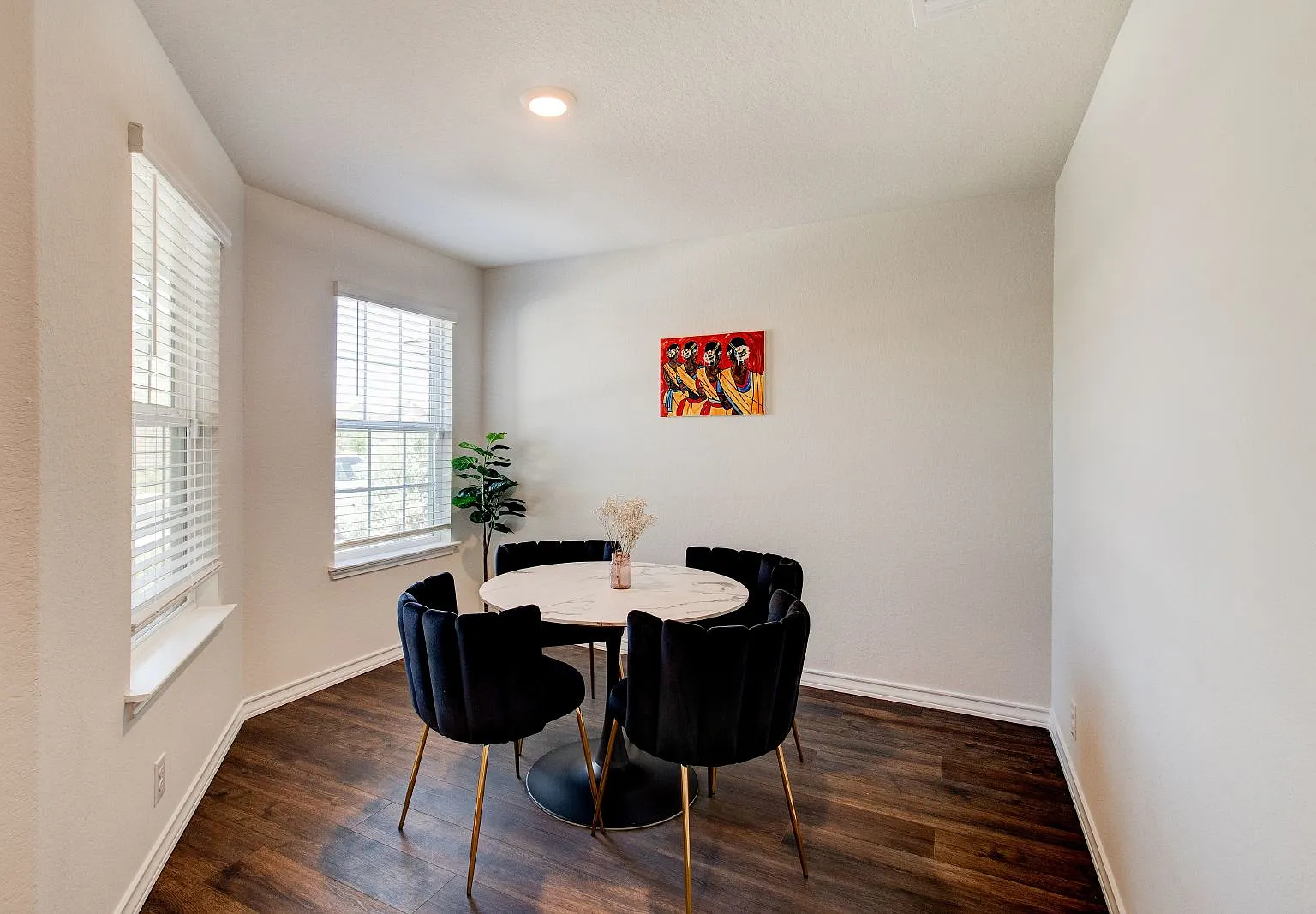 4 bed, 2.5 bath, 2296 sqft, $2,300 — Photo 3