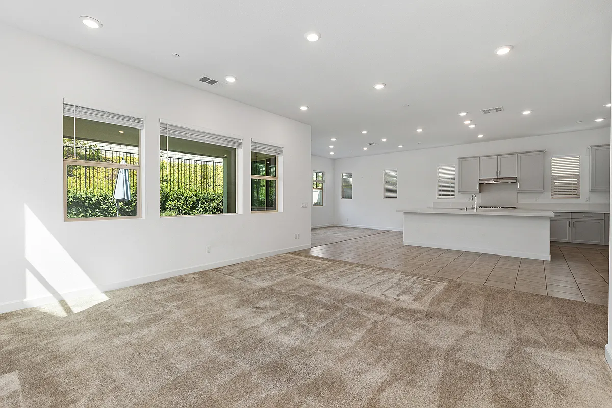 5 bed, 4.5 bath, 3453 sqft, $6,800 — Photo 2