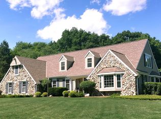 W306N2666 Woods Edge Ct, Pewaukee, WI 53072