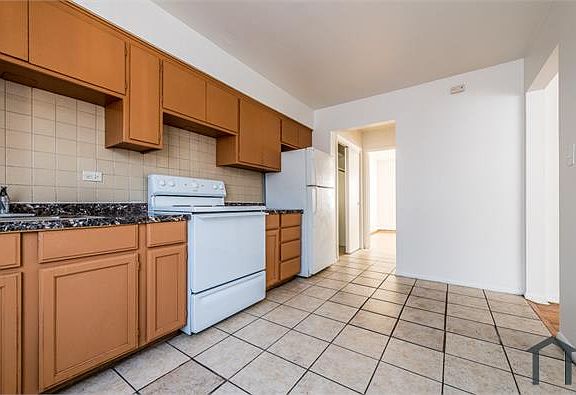 2nd image of 2421 W 71st St #7101