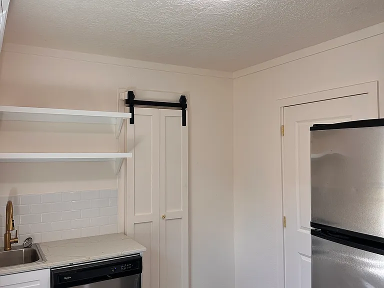 Alvin Apartments — Photo 29
