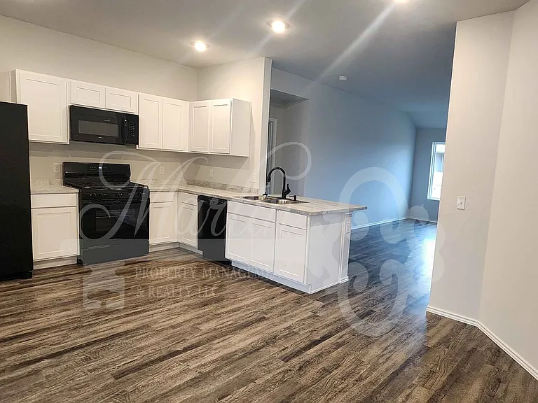 1407 Ellie Ct — Photo 2