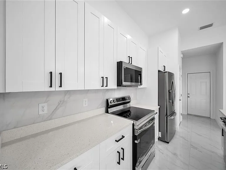 438 Poplar St — Photo 6