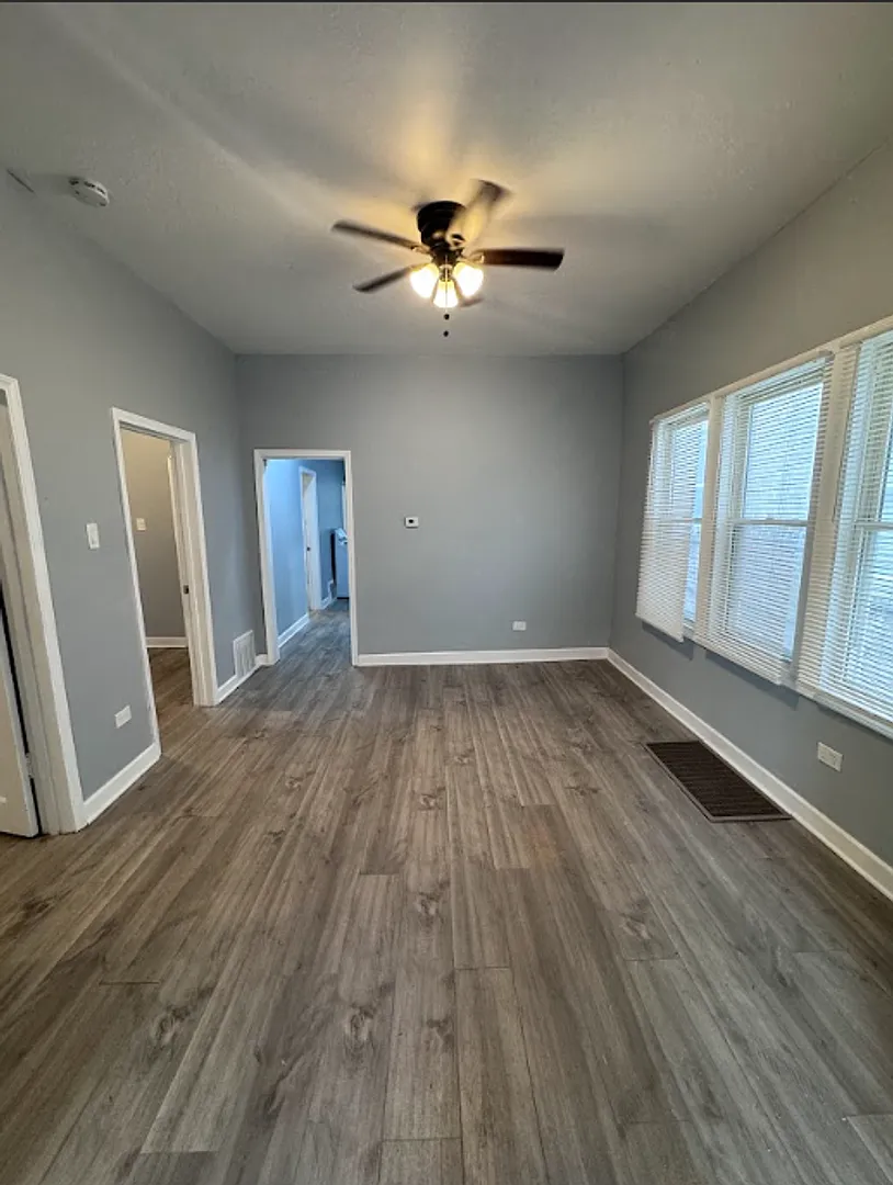 Single Family House Available Now 6 Bedroom 2 Bathroom Located In West Pullman — Photo 3