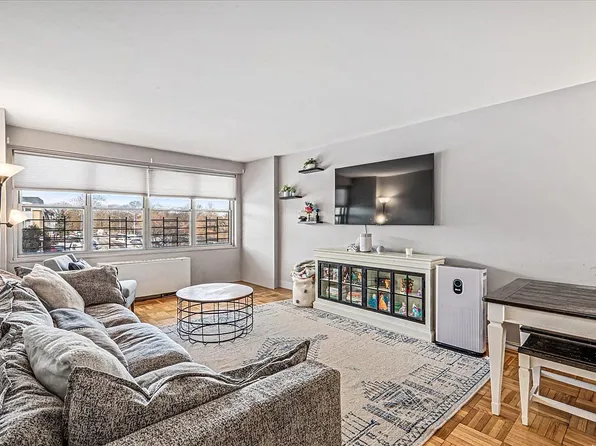 17-85 215th St #1P, Queens, NY 11360