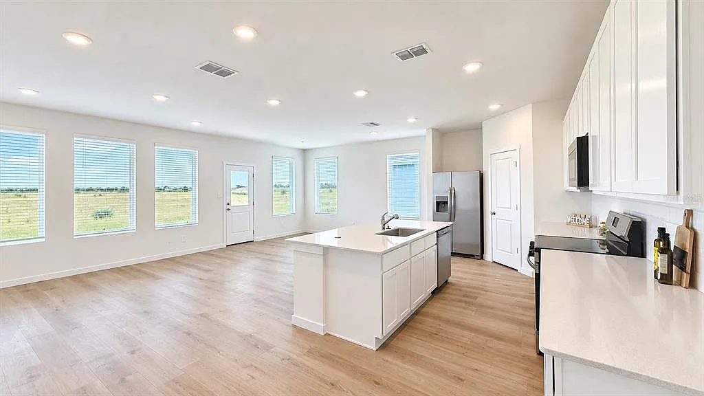 4 bed, 3.0 bath, 2366 sqft, $2,450 — Photo 3