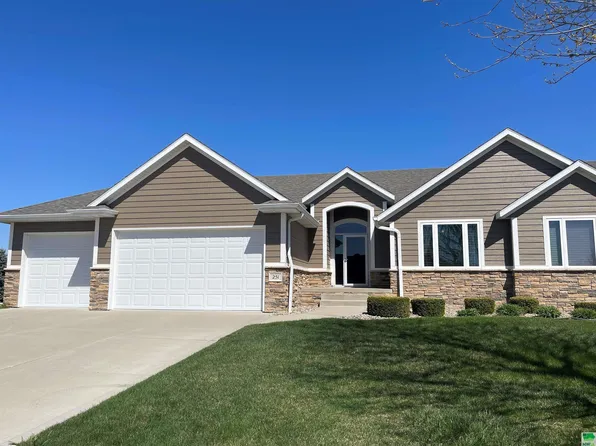 251 La Costa Ln, North Sioux City, SD 57049