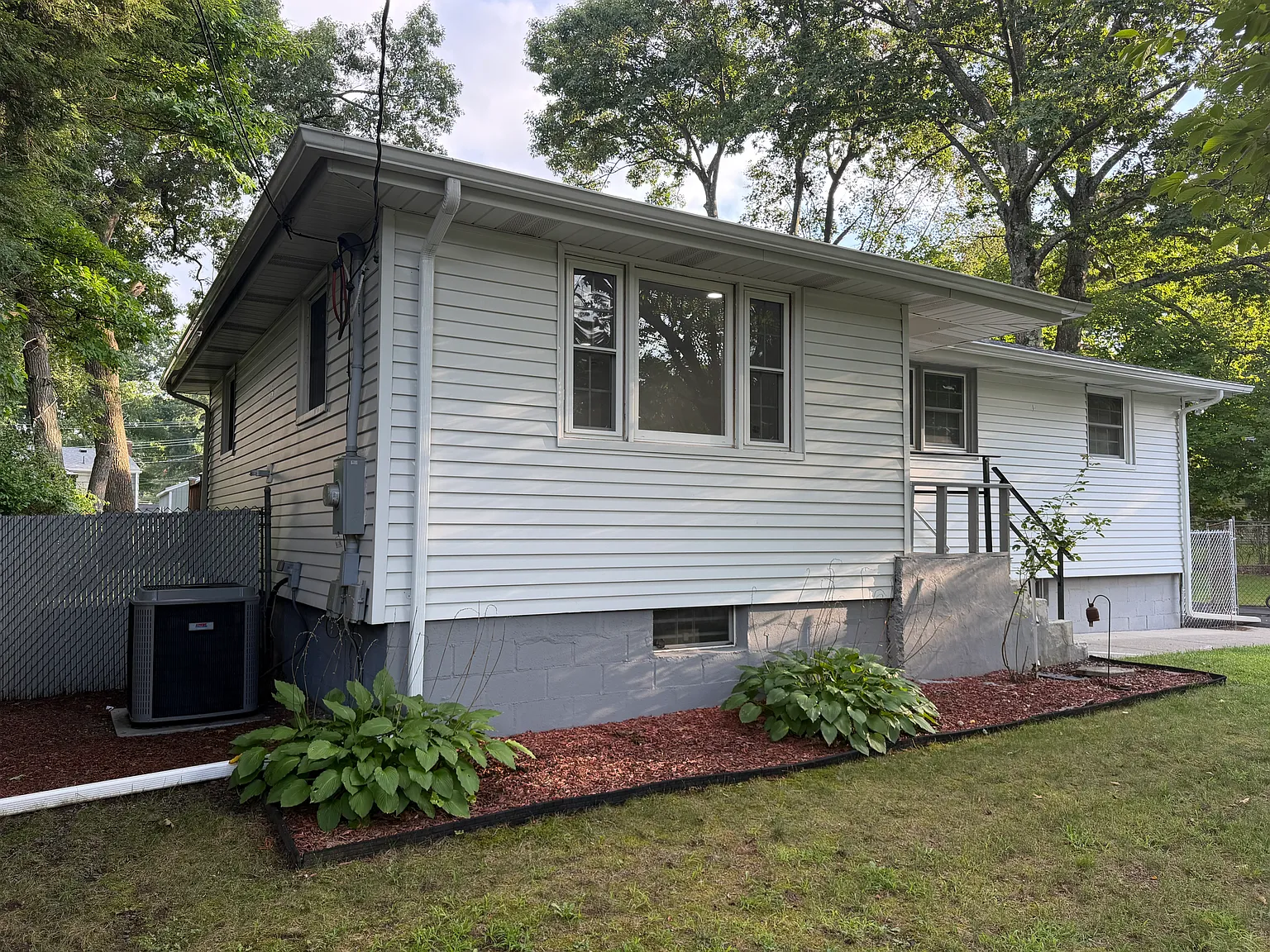 3 bed, 889 sqft, $2,500 — Photo 2