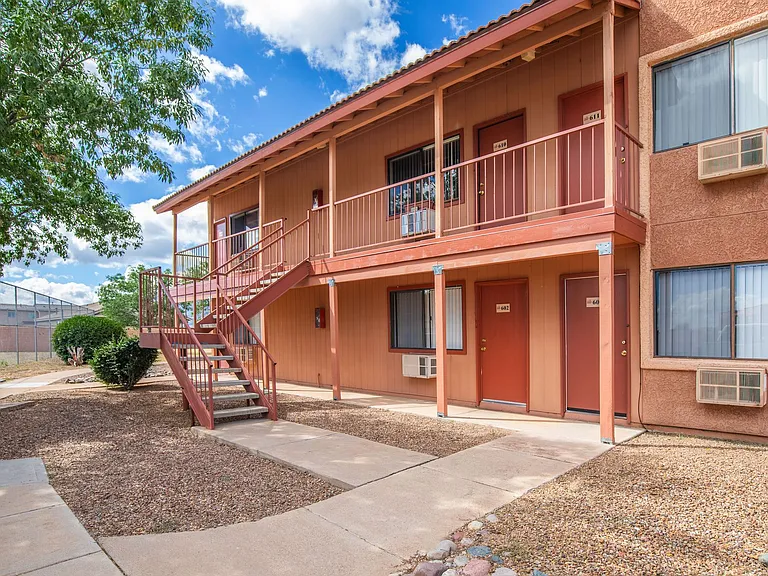 Garden Plaza Apartments — Photo 13