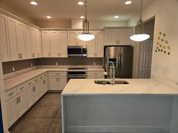 3 bed, 3.0 bath, 2166 sqft, $1,700 — Photo 2