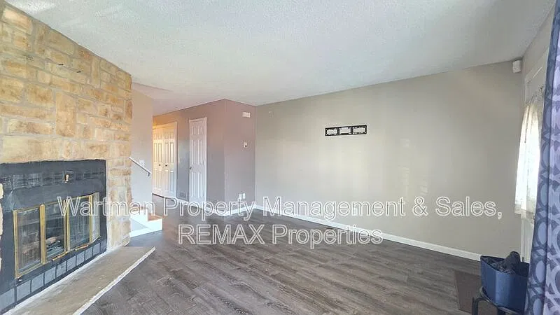 3 bed, 3.5 bath, 1624 sqft, $2,050 — Photo 2