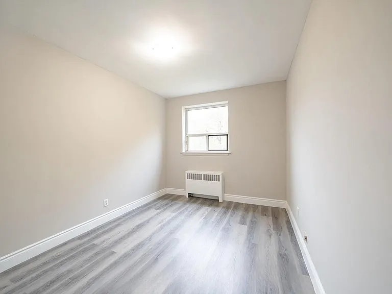 468 Ottawa St N — Photo 6