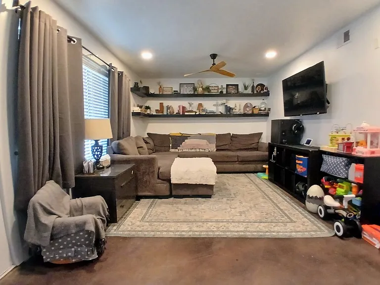 2200 Dickson Dr #124 — Photo 2
