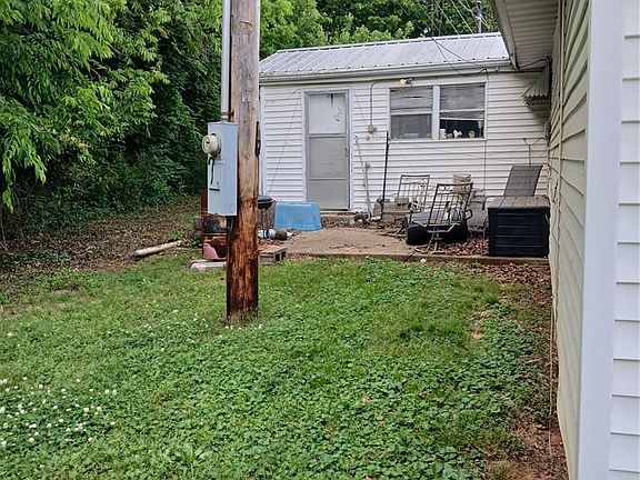 2nd image of 901 Maple St