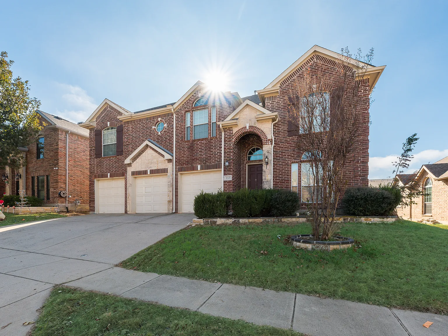 5 bed, 3402 sqft, $3,200 — Photo 2