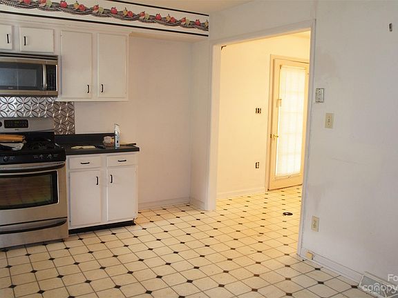 4th image of 2200 Helen Dr