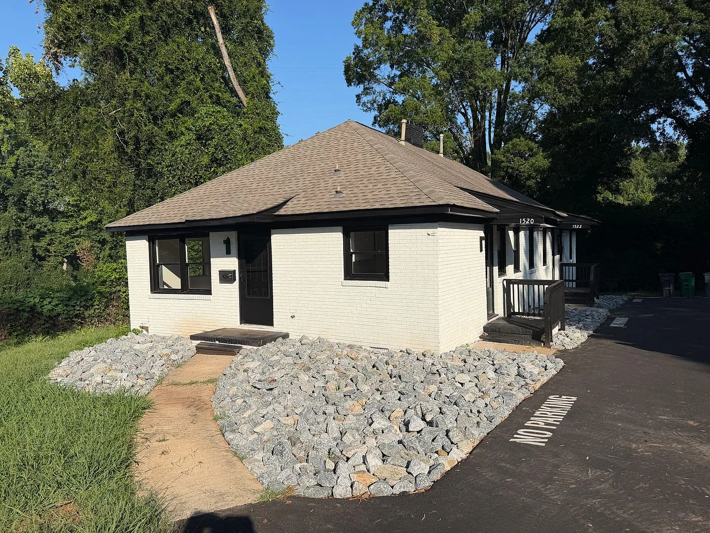 Cozy 2 Bedroom Duplex in Enderly Park — Photo 1