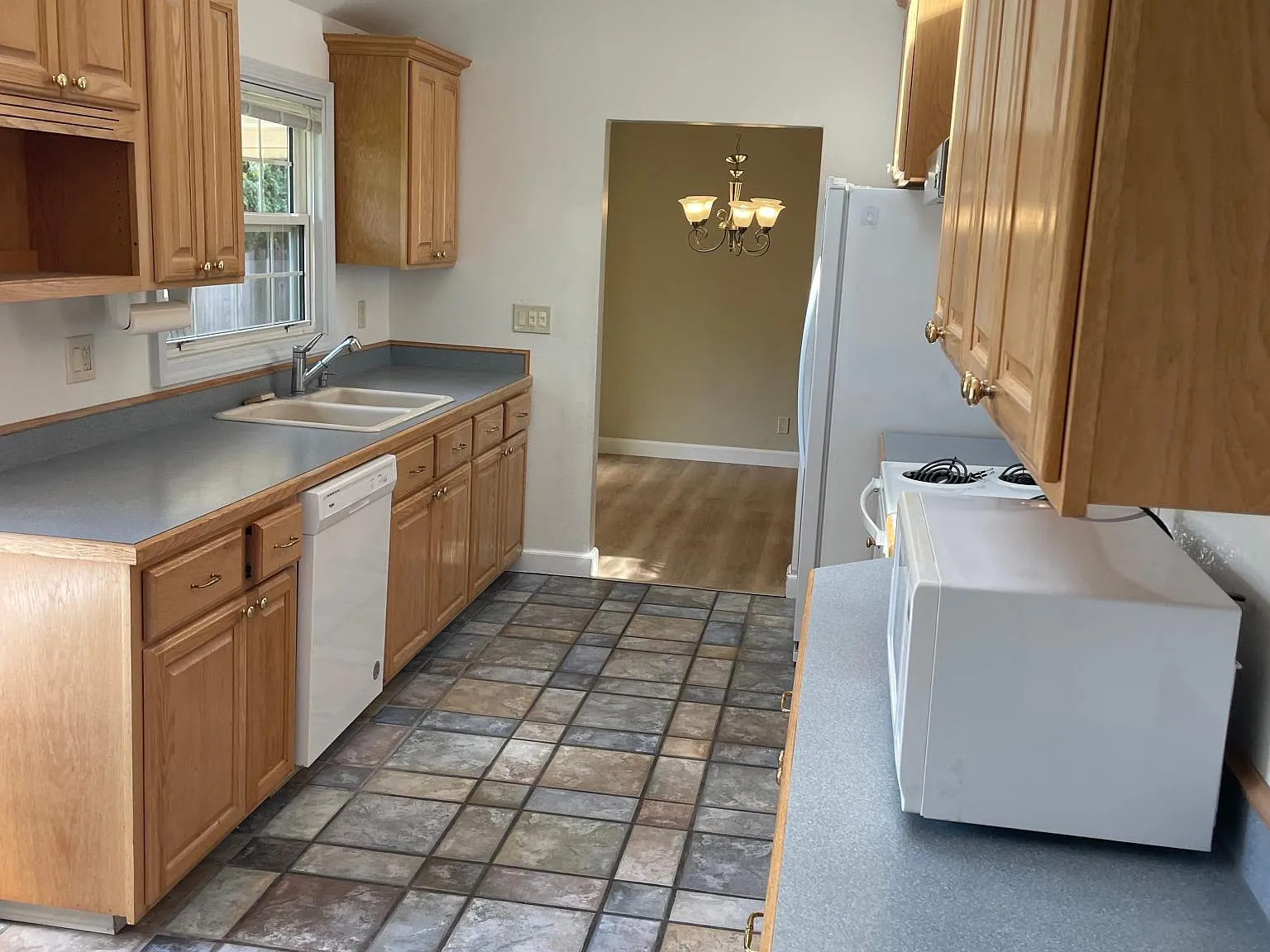 3 bed, 1.5 bath, 1281 sqft, $2,250 — Photo 3