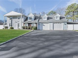 18 Pheasant Valley Dr, Coram, NY 11727