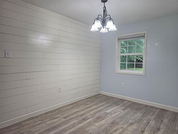 4th image of 209 Franlee St