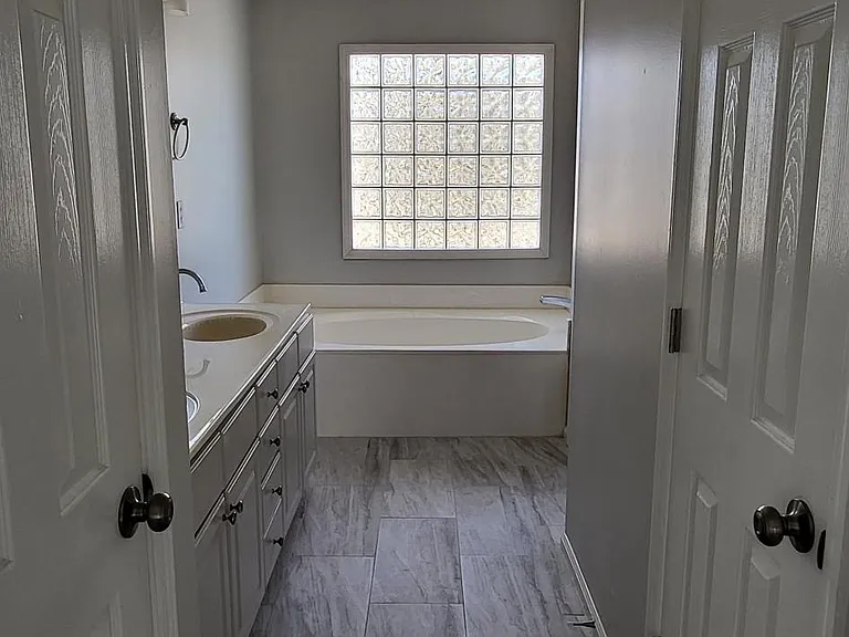 1118 Amberley Woods Dr — Photo 18