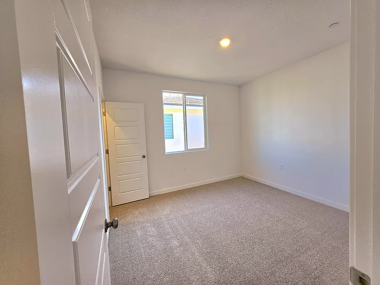 Pioneer Dr W — Photo 32