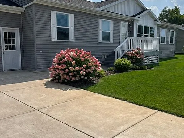 3658 Hollyfield Dr, Cedar Springs, MI 49319