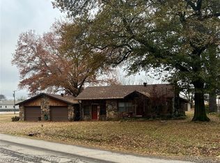 1223 N 2nd St, Ozark, AR 72949