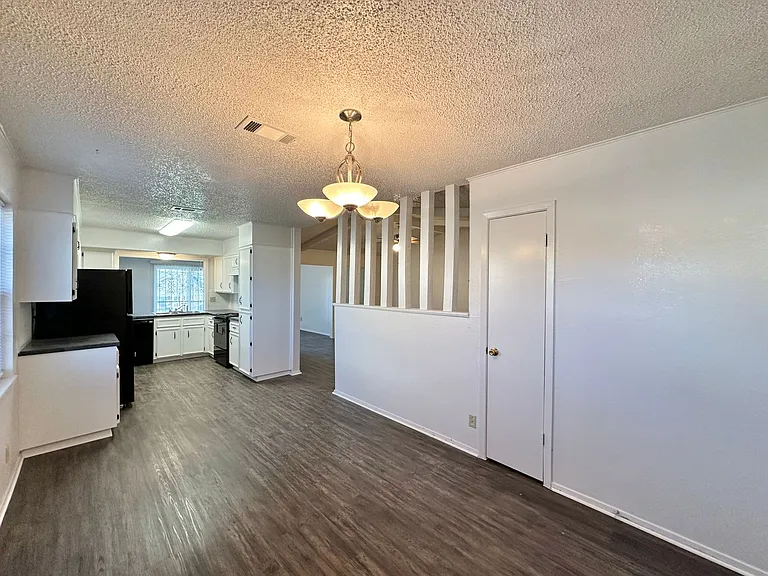 1501 Farhills Dr — Photo 9