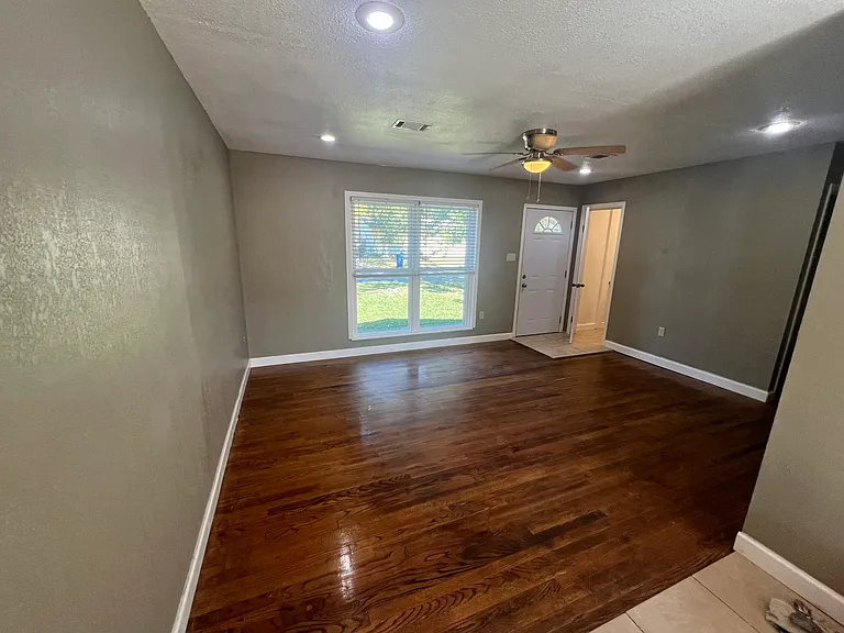 2107 Lookout Ave — Photo 3