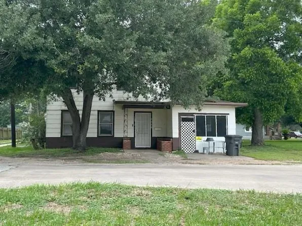 2208 Live Oak Ave, Bay City, TX 77414