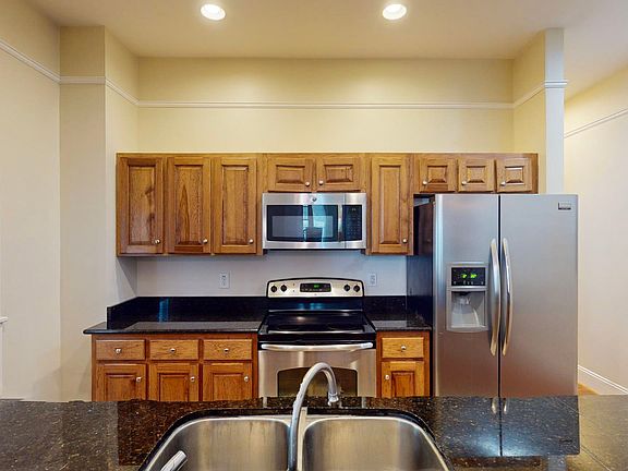 4th image of 409 Dinwiddie St Unit A